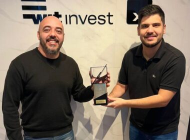 Henrique Seregatti e Rafael Corrêa, da WIT Invest, recebem prêmio do Expert XP 2025 - Créditos: Divulgação