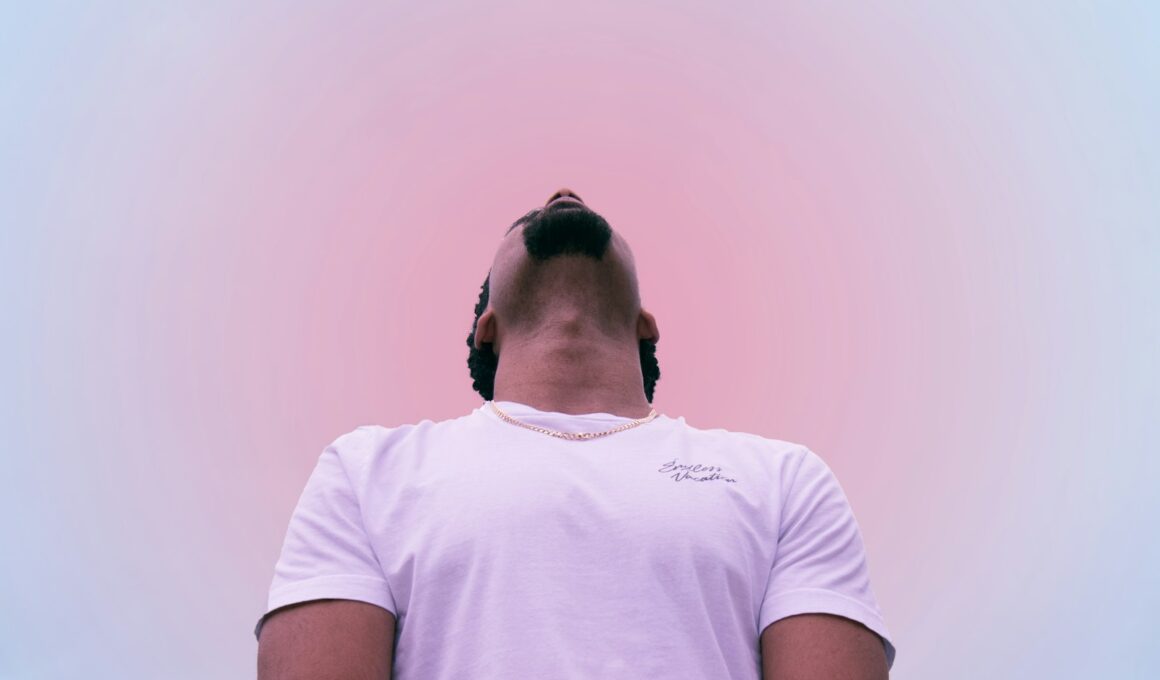 man in white crew neck t-shirt