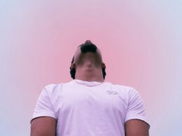 man in white crew neck t-shirt