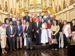 Presidente e diretoria do CVG-RJ, sócios e beneméritas, além de representantes de entidades do mercado de seguros e demais convidados reunidos na Igreja Nossa Senhora do Carmo – Foto: Divulgação