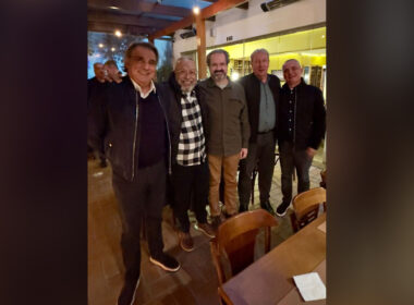 Da esquerda para a direita: o sócio fundador e VP da ENS, Robert Bittar, o presidente do Clube dos Seguradores da Bahia, Fausto Dorea, o professor da ENS, Humberto Carrilho, e os confrades Marcelo Passini e Dilermando Garcia / Foto: Divulgação