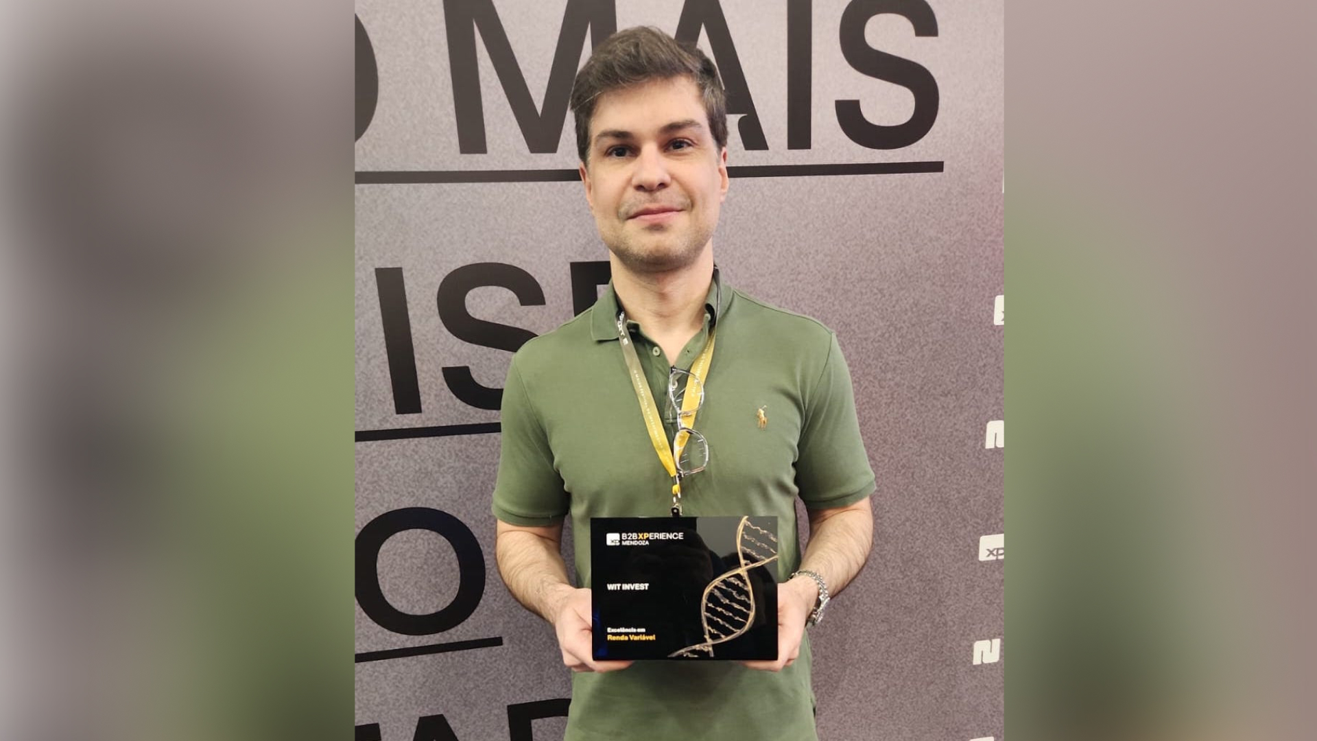 Guilherme Loures, gerente de renda variável na WIT Invest, recebe prêmio do B2B XPerience 2025 - Créditos: Divulgação
