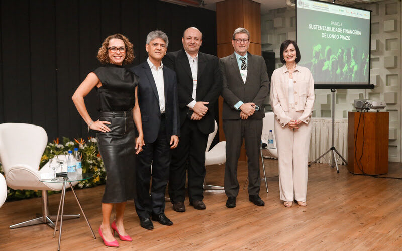 Da esq. para dir: Carla Simões, superintendente de Comunicação e Marketing da CNseg; Narlon Gutierre Nogueira, do Ministério da Previdência Social; Paulo Miller, analista técnico da Susep; Alcinei Rodrigues, da Superintendência Nacional de Previdência Complementar (Previc); e Ângela Assis, presidente da Brasilprev e vice-presidente da Federação Nacional de Previdência Privada e Vida (FenaPrevi) / Foto: Divulgação