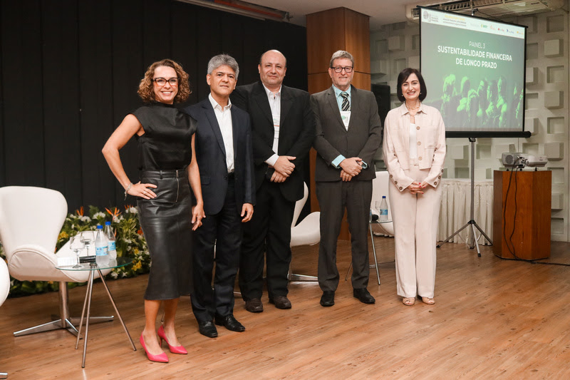 Da esq. para dir: Carla Simões, superintendente de Comunicação e Marketing da CNseg; Narlon Gutierre Nogueira, do Ministério da Previdência Social; Paulo Miller, analista técnico da Susep; Alcinei Rodrigues, da Superintendência Nacional de Previdência Complementar (Previc); e Ângela Assis, presidente da Brasilprev e vice-presidente da Federação Nacional de Previdência Privada e Vida (FenaPrevi) / Foto: Divulgação