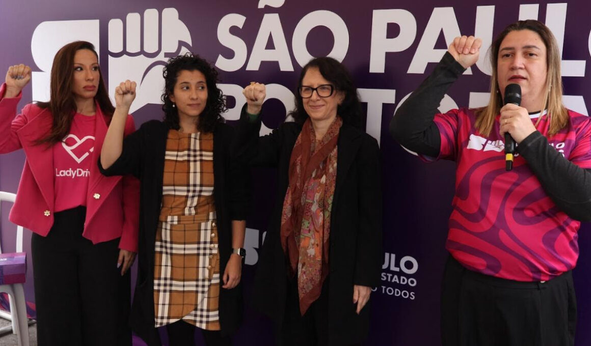 Gabryella Correa, da Lady Driver, e Analu dos Santos, da Uber, ao lado de Roberta Mantovani, do Detran-SP, e Eliana Vieira Alves, da SP Mulher, fazem o gesto internacional de socorro / Foto: Divulgação