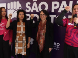 Gabryella Correa, da Lady Driver, e Analu dos Santos, da Uber, ao lado de Roberta Mantovani, do Detran-SP, e Eliana Vieira Alves, da SP Mulher, fazem o gesto internacional de socorro / Foto: Divulgação