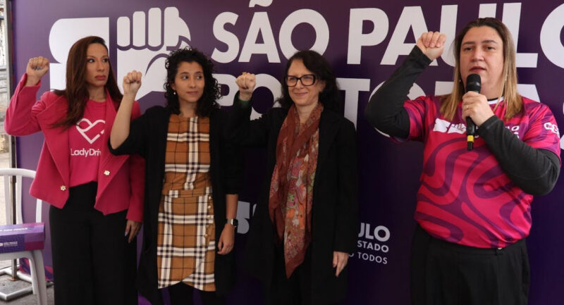 Gabryella Correa, da Lady Driver, e Analu dos Santos, da Uber, ao lado de Roberta Mantovani, do Detran-SP, e Eliana Vieira Alves, da SP Mulher, fazem o gesto internacional de socorro / Foto: Divulgação