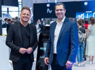 David Reger, fundador e CEO da NEURA Robotics e Marco Santos, CEO Global da GFT, Foto: NEURA Robotics