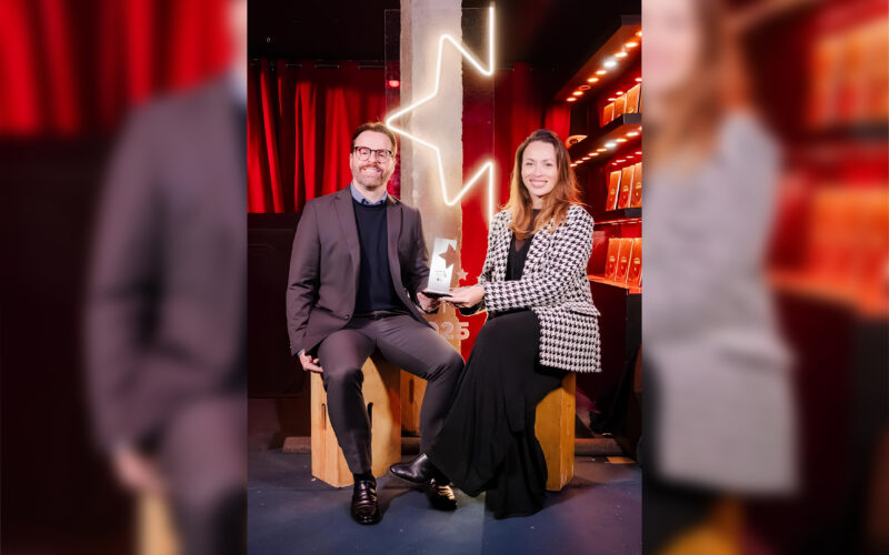 Alexandre Gabrielli, superintendente de Dental, e Marcela Pinheiro, Gerente de Relacionamento de Dental, participaram do Coquetel TOP5 e Lançamento de Os Eleitos 2025.