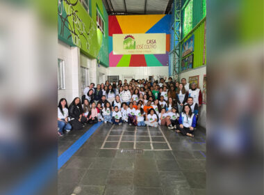 Ação da campanha de Julho Neon inclui atendimento odontológico, kits de higiene e acolhimento a jovens atendidos pelo Projeto Crescer, da ONG Casa José Coltro