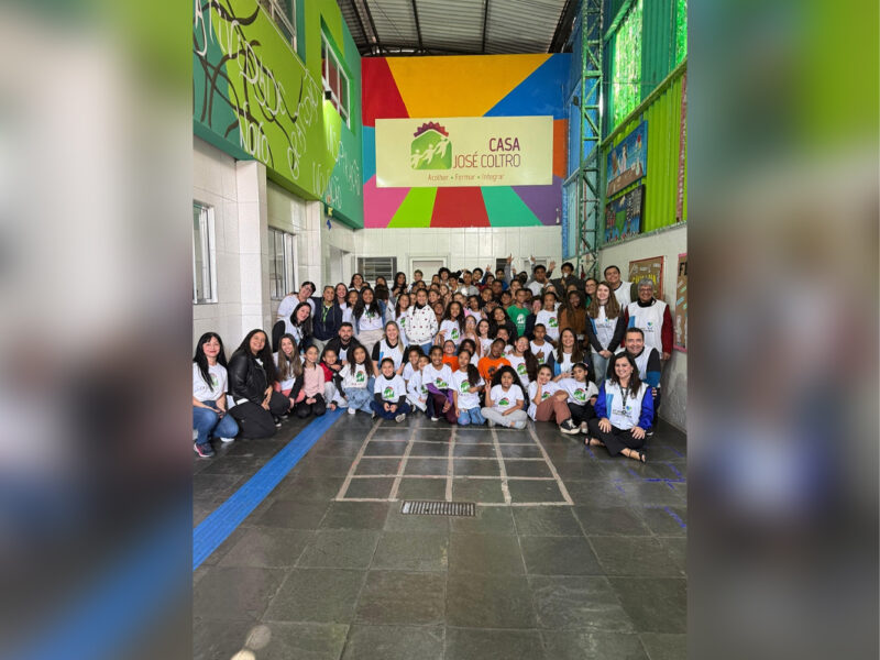 Ação da campanha de Julho Neon inclui atendimento odontológico, kits de higiene e acolhimento a jovens atendidos pelo Projeto Crescer, da ONG Casa José Coltro