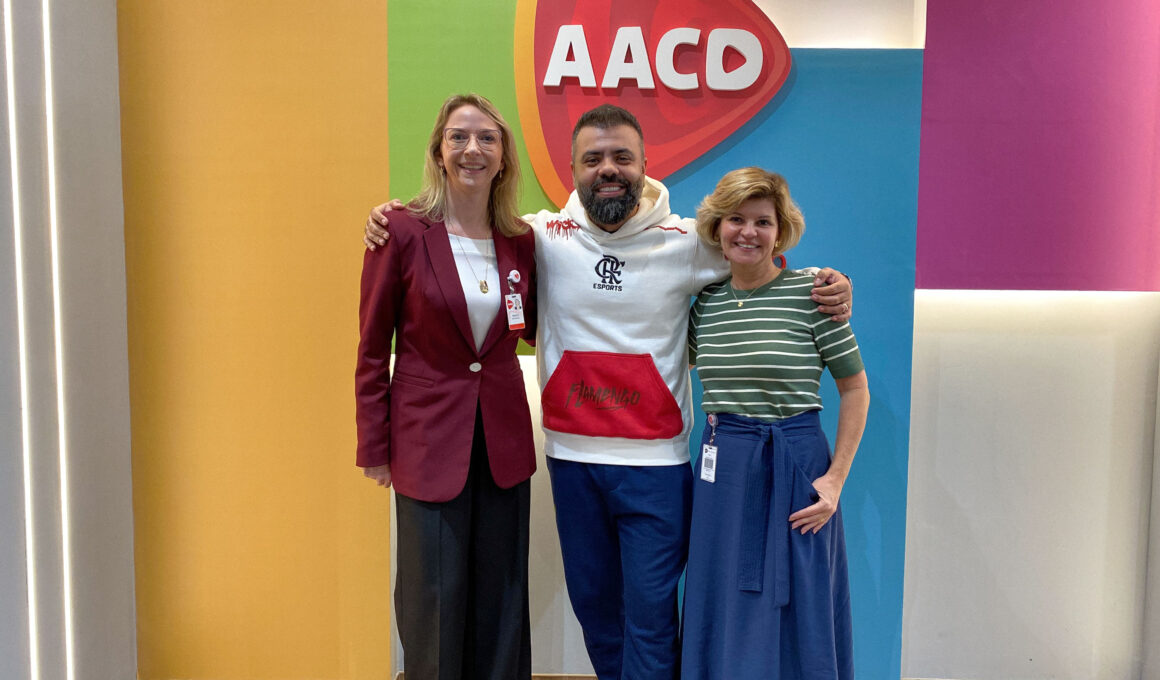 Da esquerda para direita: Dra. Renata Menegazzi, diretora médica do Hospital Ortopédico AACD; Igor 3K, apresentador do Grupo Flow; e Silvia Paz, superintendente de Marketing e Relações Institucionais da AACD