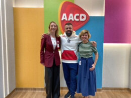 Da esquerda para direita: Dra. Renata Menegazzi, diretora médica do Hospital Ortopédico AACD; Igor 3K, apresentador do Grupo Flow; e Silvia Paz, superintendente de Marketing e Relações Institucionais da AACD