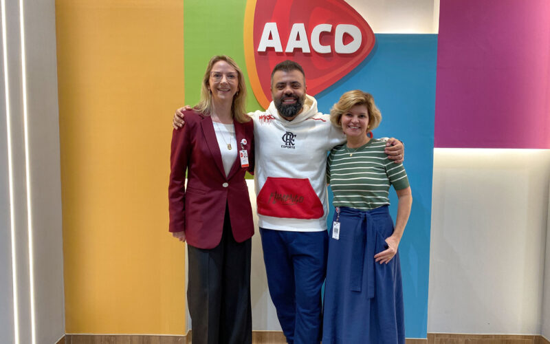 Da esquerda para direita: Dra. Renata Menegazzi, diretora médica do Hospital Ortopédico AACD; Igor 3K, apresentador do Grupo Flow; e Silvia Paz, superintendente de Marketing e Relações Institucionais da AACD