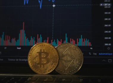 Bitcoin ultrapassa US$ 123 mil e reforça sua posição como "novo ouro digital" em meio à incerteza global / Foto: Pierre Borthiry - Peiobty / Unsplash