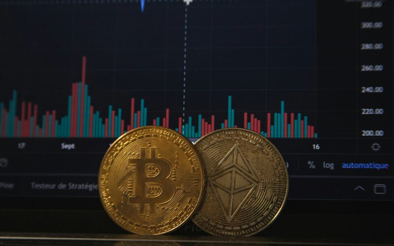 Bitcoin ultrapassa US$ 123 mil e reforça sua posição como "novo ouro digital" em meio à incerteza global / Foto: Pierre Borthiry - Peiobty / Unsplash