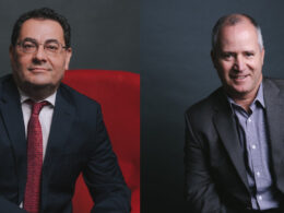 Mauro Caetano, diretor geral de empresas da MAPFRE; e Carlos Eduardo Polízio, superintendente de Seguro Aéreo, Casco e Transporte da MAPFRE / Foto: Divulgação