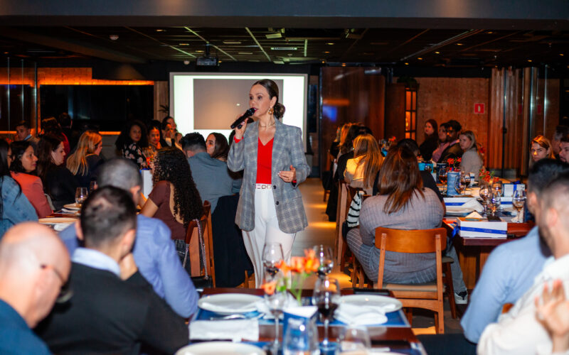Apresentação dos resultados contou com a palestra “Alta Performance: Descubra Onde Tudo Começa - Revelações da Neurociência Para Sua Vida”, com Laine Valgas. Foto: Divulgação.