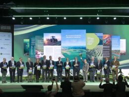 Autoridades e lideranças setoriais recebem posicionamento do agro para a COP30 durante o 24º Congresso Brasileiro do Agronegócio / Foto: Gerardo Lazzari / Divulgação