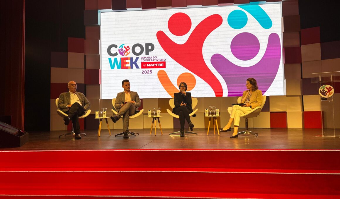 Painel da Coop Week 2025: Cooperativismo e Seguros – Alianças para um mundo mais resiliente / Foto: Universo do Seguro