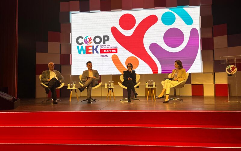 Painel da Coop Week 2025: Cooperativismo e Seguros – Alianças para um mundo mais resiliente / Foto: Universo do Seguro