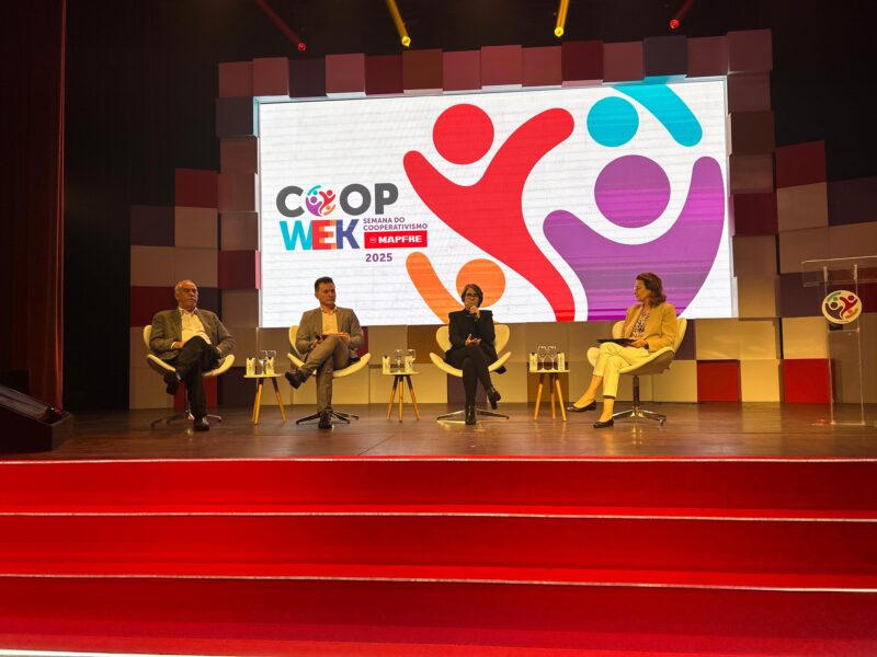 Painel da Coop Week 2025: Cooperativismo e Seguros – Alianças para um mundo mais resiliente / Foto: Universo do Seguro