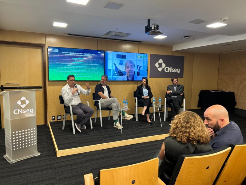 Workshop da CNseg debate desafios legislativos, executivos e regulatórios para enfrentar as mudanças climáticas / Foto: Universo do Seguro