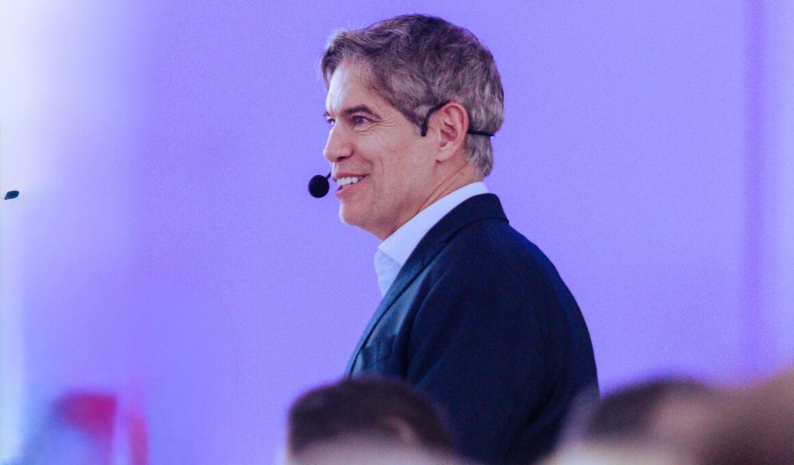 Ricardo Amorim participou de um evento exclusivo em Curitiba e disse que os efeitos das barreiras comerciais não serão suficientes para paralisar o dinamismo da economia nacional. JFilms Produções
