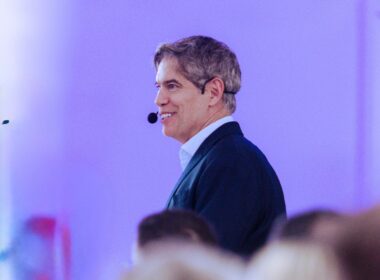 Ricardo Amorim participou de um evento exclusivo em Curitiba e disse que os efeitos das barreiras comerciais não serão suficientes para paralisar o dinamismo da economia nacional. JFilms Produções