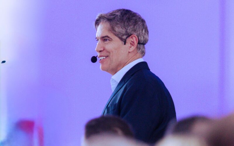 Ricardo Amorim participou de um evento exclusivo em Curitiba e disse que os efeitos das barreiras comerciais não serão suficientes para paralisar o dinamismo da economia nacional. JFilms Produções