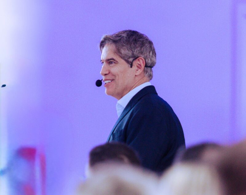 Ricardo Amorim participou de um evento exclusivo em Curitiba e disse que os efeitos das barreiras comerciais não serão suficientes para paralisar o dinamismo da economia nacional. JFilms Produções