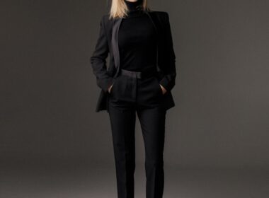 woman in black long sleeve shirt and black pants