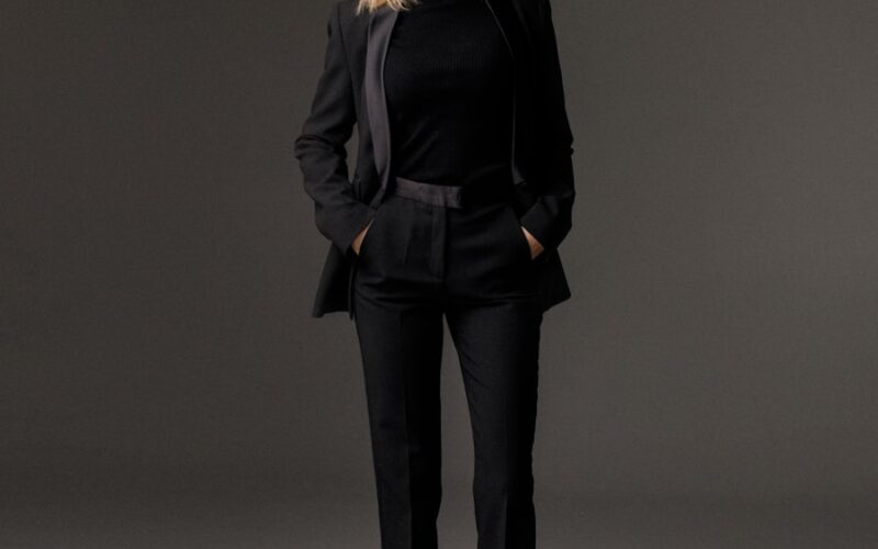 woman in black long sleeve shirt and black pants