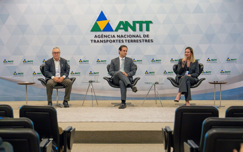 Danilo Silveira (FenSeg), Lucas Asfor (ANTT) e Laíne Meira (CNseg) durante evento na sede da ANTT, em Brasília (DF) / Foto: Divulgação