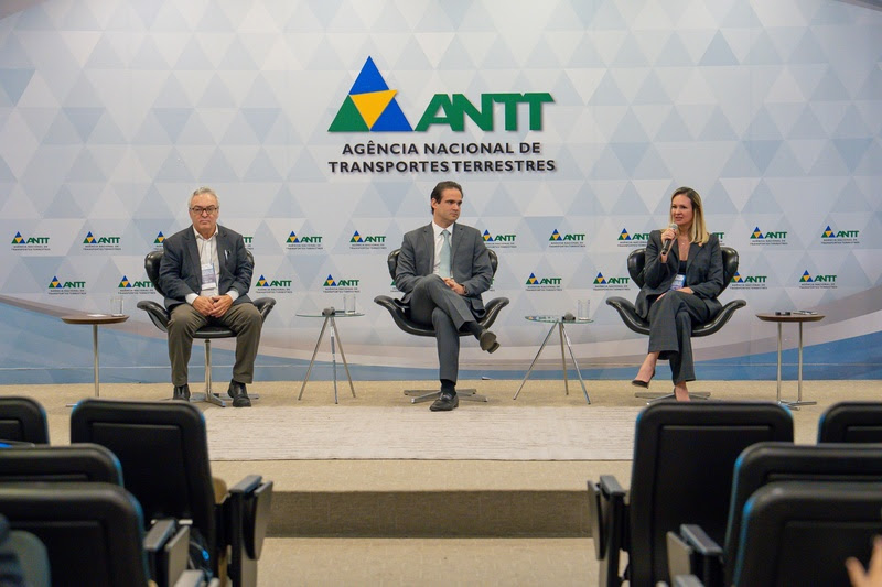 Danilo Silveira (FenSeg), Lucas Asfor (ANTT) e Laíne Meira (CNseg) durante evento na sede da ANTT, em Brasília (DF) / Foto: Divulgação