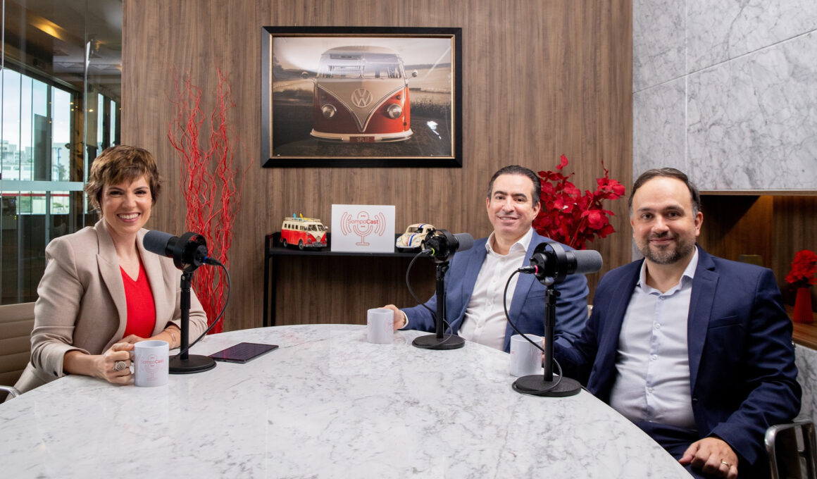 A jornalista Gloria Vanique, apresentadora do SompoCast, com Adailton Dias, Diretor Executivo de Subscrição, Gerenciamento de Riscos e Resseguro na Sompo, e Mario Pinho, Head de Seguro Industrial na Volkswagen Financial Services Brasil