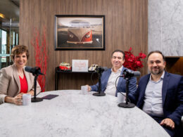 A jornalista Gloria Vanique, apresentadora do SompoCast, com Adailton Dias, Diretor Executivo de Subscrição, Gerenciamento de Riscos e Resseguro na Sompo, e Mario Pinho, Head de Seguro Industrial na Volkswagen Financial Services Brasil