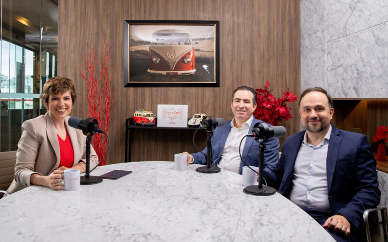 A jornalista Gloria Vanique, apresentadora do SompoCast, com Adailton Dias, Diretor Executivo de Subscrição, Gerenciamento de Riscos e Resseguro na Sompo, e Mario Pinho, Head de Seguro Industrial na Volkswagen Financial Services Brasil
