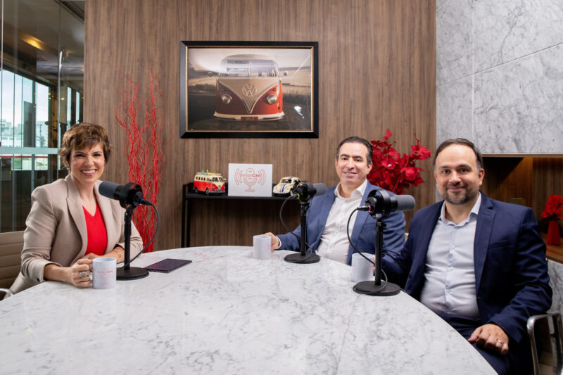 A jornalista Gloria Vanique, apresentadora do SompoCast, com Adailton Dias, Diretor Executivo de Subscrição, Gerenciamento de Riscos e Resseguro na Sompo, e Mario Pinho, Head de Seguro Industrial na Volkswagen Financial Services Brasil