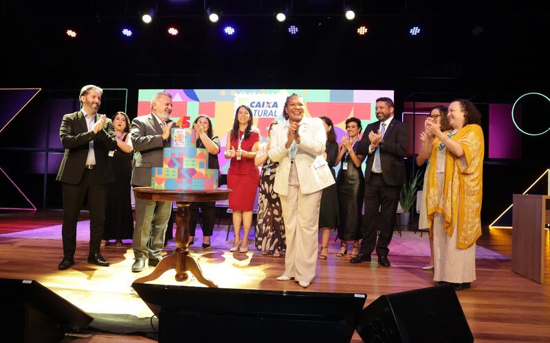 Convidados celebram os 45 anos da CAIXA Cultural no palco da unidade de Brasília
