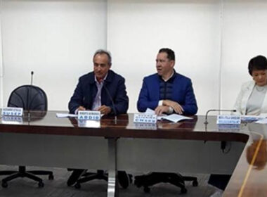 Ao centro, Dyogo Oliveira e Roberto Guimarães, Diretor de Planejamento e Economia da ABDIB