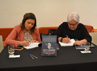 Da esq.para a dir.: Glauce Carvalhal, diretora da CNseg, e Angelica Carlini,docente de pós-graduação da ENS, em lançamento do livro “Lei de Seguros Interpretada”.
