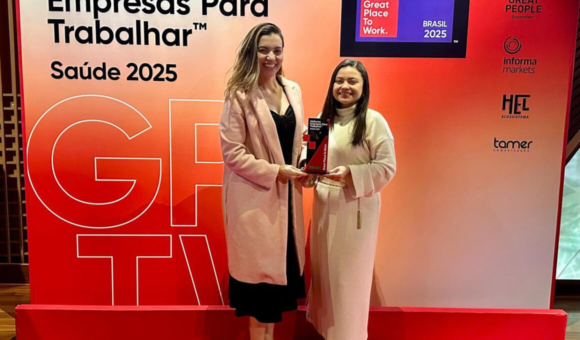 Vice-Presidente de Gente e Gestão, Compras e Facilities da Alper Seguros, Carolina Lima (esq.) comemora a conquista, um reflexo de ações praticadas ao longo do ano / Foto: Divulgação