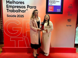 Vice-Presidente de Gente e Gestão, Compras e Facilities da Alper Seguros, Carolina Lima (esq.) comemora a conquista, um reflexo de ações praticadas ao longo do ano / Foto: Divulgação