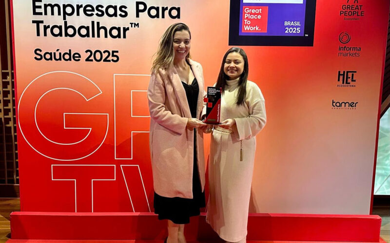 Vice-Presidente de Gente e Gestão, Compras e Facilities da Alper Seguros, Carolina Lima (esq.) comemora a conquista, um reflexo de ações praticadas ao longo do ano / Foto: Divulgação