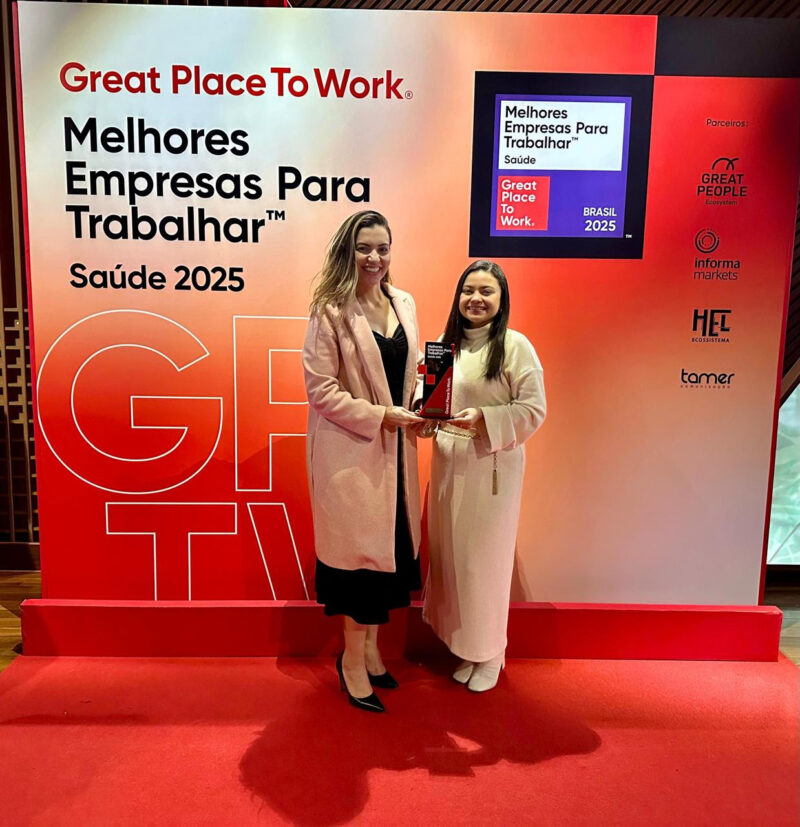 Vice-Presidente de Gente e Gestão, Compras e Facilities da Alper Seguros, Carolina Lima (esq.) comemora a conquista, um reflexo de ações praticadas ao longo do ano / Foto: Divulgação