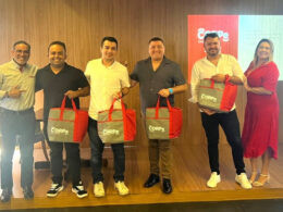 Franclin Castro e Adeídes Collares (nas extremidades) premiam corretores parceiros da CORPe / Foto: Divulgação