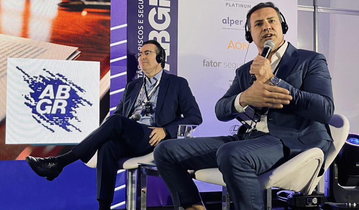 Denis Teixeira, da Alper e Adailton Dias, vice-presidente da comissão de transportes da FenSeg, durante palestra na ABGR 2025 / Foto: Thiago Quirino / Divulgação
