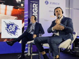 Denis Teixeira, da Alper e Adailton Dias, vice-presidente da comissão de transportes da FenSeg, durante palestra na ABGR 2025 / Foto: Thiago Quirino / Divulgação