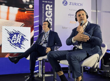 Denis Teixeira, da Alper e Adailton Dias, vice-presidente da comissão de transportes da FenSeg, durante palestra na ABGR 2025 / Foto: Thiago Quirino / Divulgação